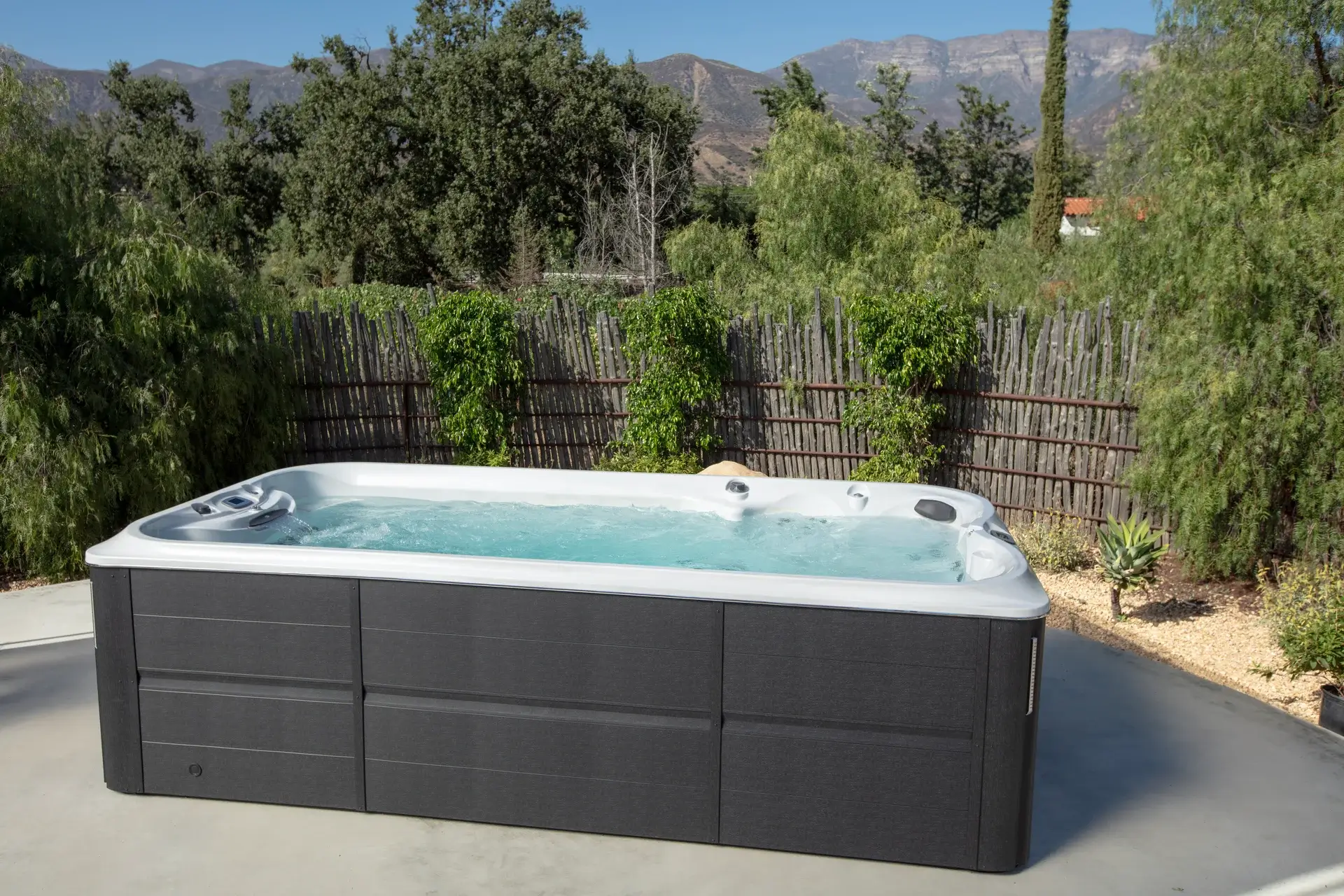 Jacuzzi® Powerplay™ Family Gathering Focused Swim Spa